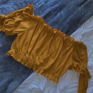 Pretty little thing off the shoulder top 🌟